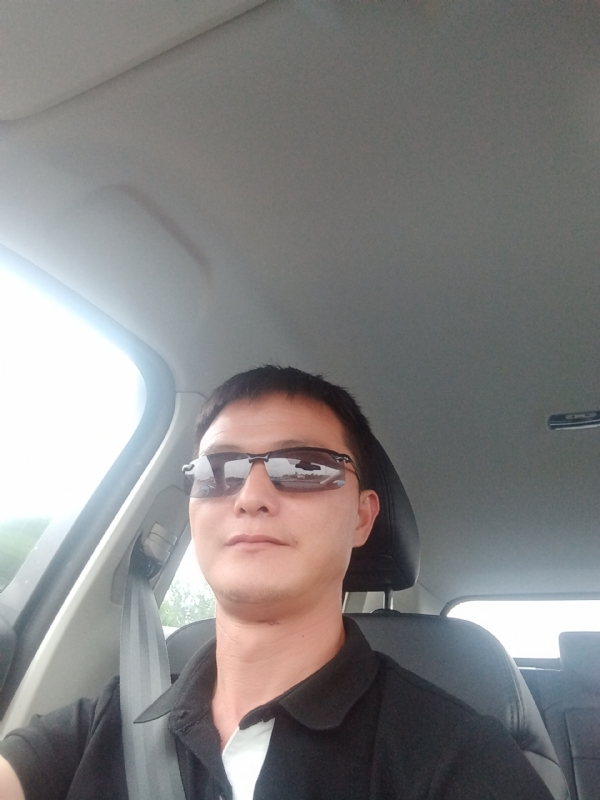 孤独的男人的第一张照片--阜阳相亲服务中心