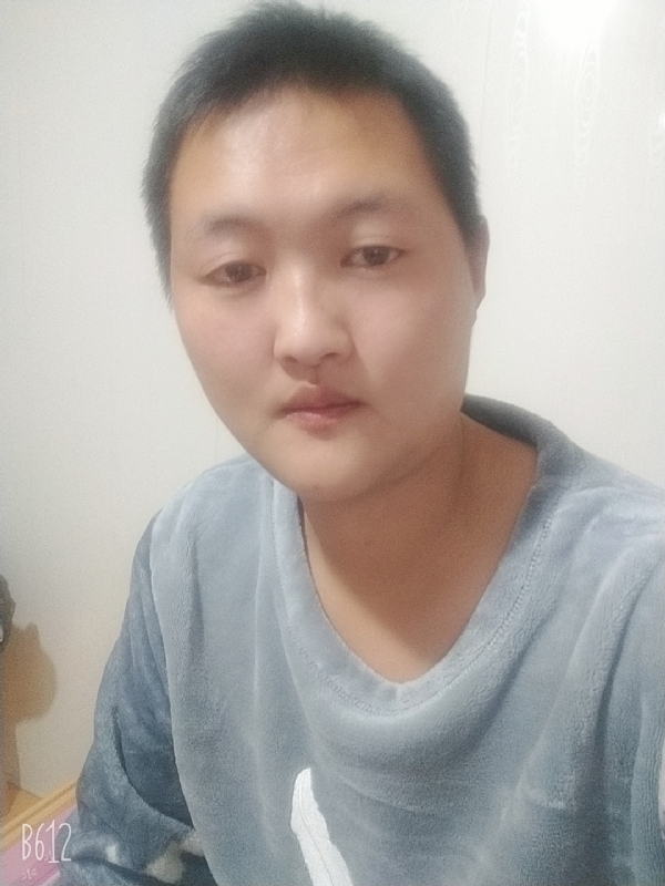 烟圈里透着伤的第二张照片--阜阳相亲服务中心